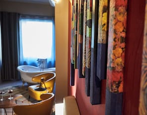 Executive Suite with City View | Badezimmer | Dusche, kostenlose Toilettenartikel, Haartrockner, Bademäntel