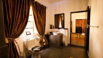 Twin Chalet | Bathroom shower