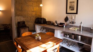 Superior Chalet | Private kitchenette | Fridge, microwave, oven, stovetop - Rorkes Drift Lodge (Msinga)
