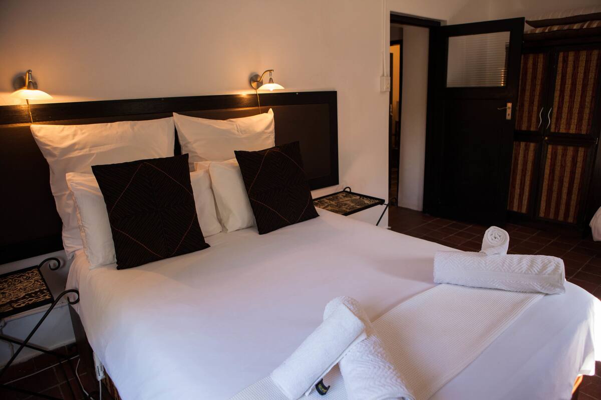 Ropa de cama de alta calidad, minibar, caja fuerte