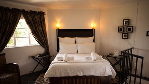 Luxury Chalet | Premium bedding, minibar, in-room safe, individually decorated - Rorkes Drift Lodge (Msinga)