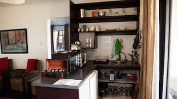 Deluxe Chalet | Dapur kecil pribadi | Lemari es, microwave, oven, dan kompor