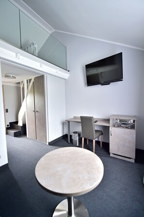 Minibar, bureau, espace de travail pour ordinateur portable