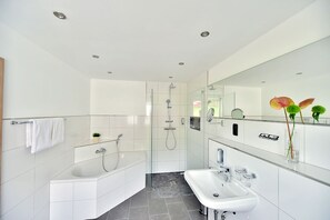 Quarto casal luxo | Banheiro | Produtos de toalete grátis, secador de cabelo, toalhas de banho 