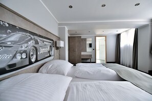 Minibar, bureau, espace de travail pour ordinateur portable