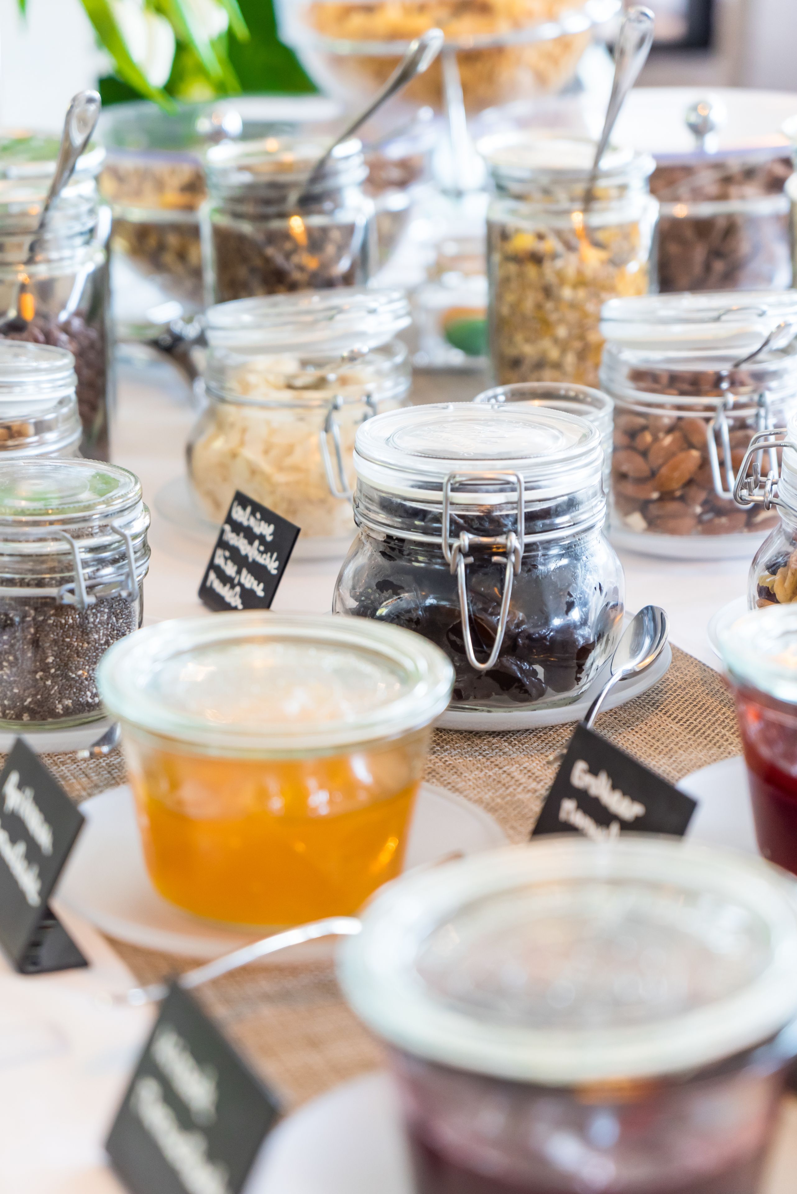 Taula amb diversos pots d'aliments, cadascun amb una etiqueta amb el nom.
