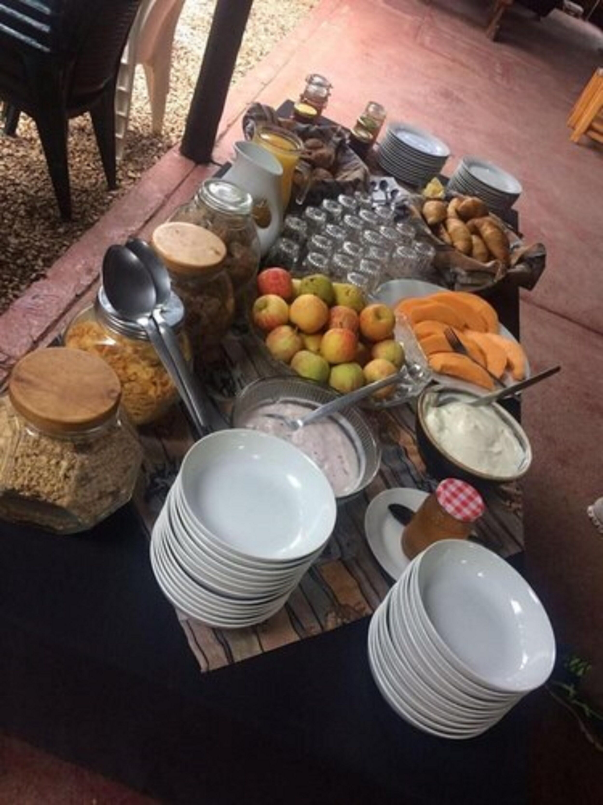 Una mesa de buffet con diferentes alimentos y utensilios.