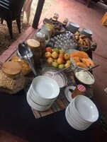 Una mesa de buffet con diferentes alimentos y utensilios.