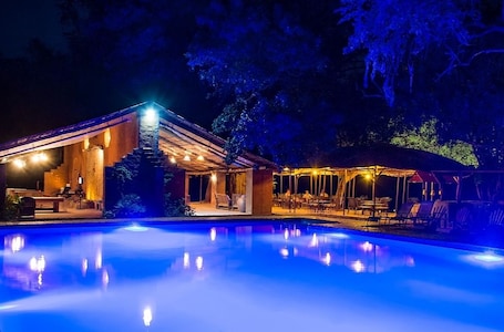 Una piscina al aire libre