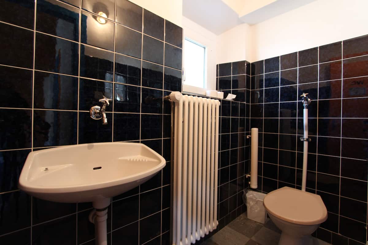 double room, shared bathroom (de 2 e) | bathroom | shower, towels