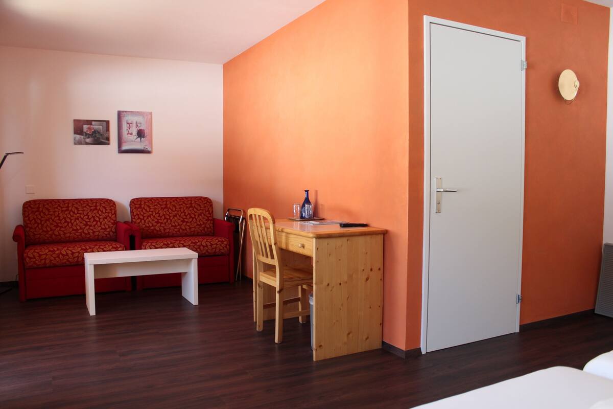 deluxe double room, accessible (h4rs) | living area | flat-screen tv