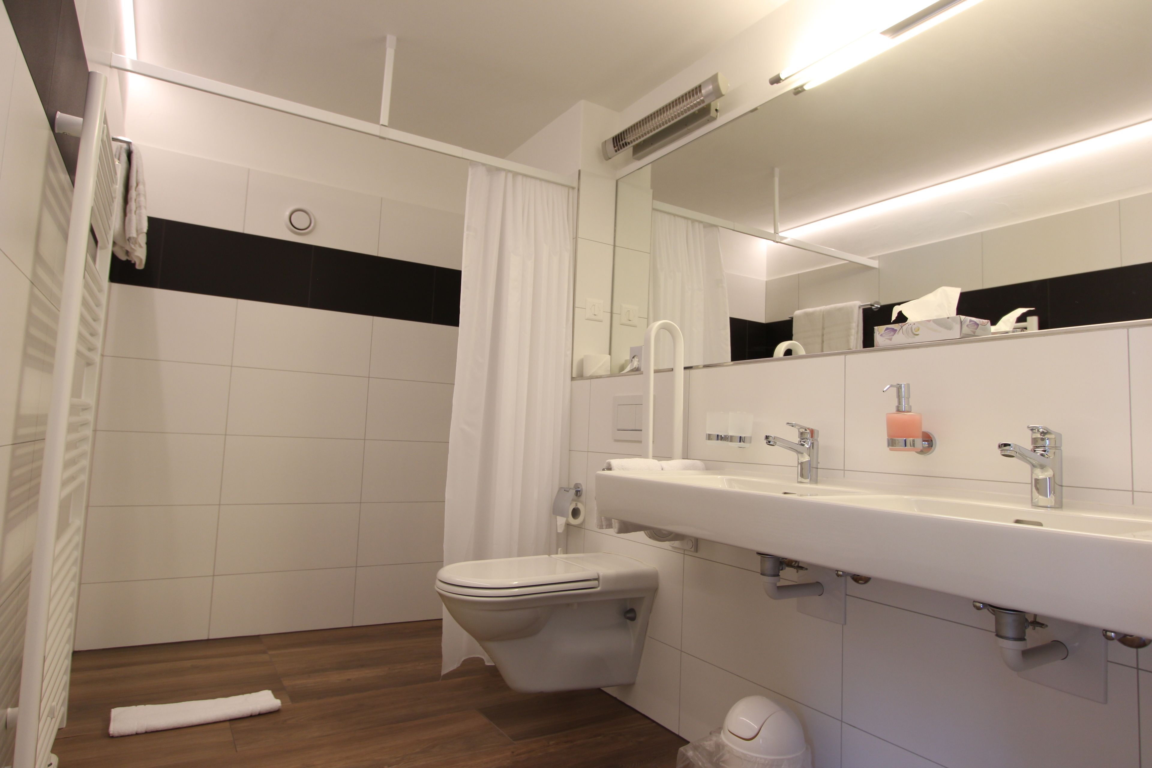 deluxe double room, accessible (h4rs) | bathroom | shower, towels