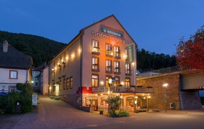Front of property – evening/night - Hotel Goldenes Fass (Freudenberg)