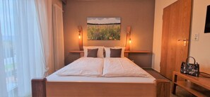 Desk, free WiFi, bed sheets - Hotel Goldenes Fass (Freudenberg)