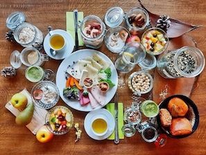Breakfast buffet - Hotel Goldenes Fass (Freudenberg)