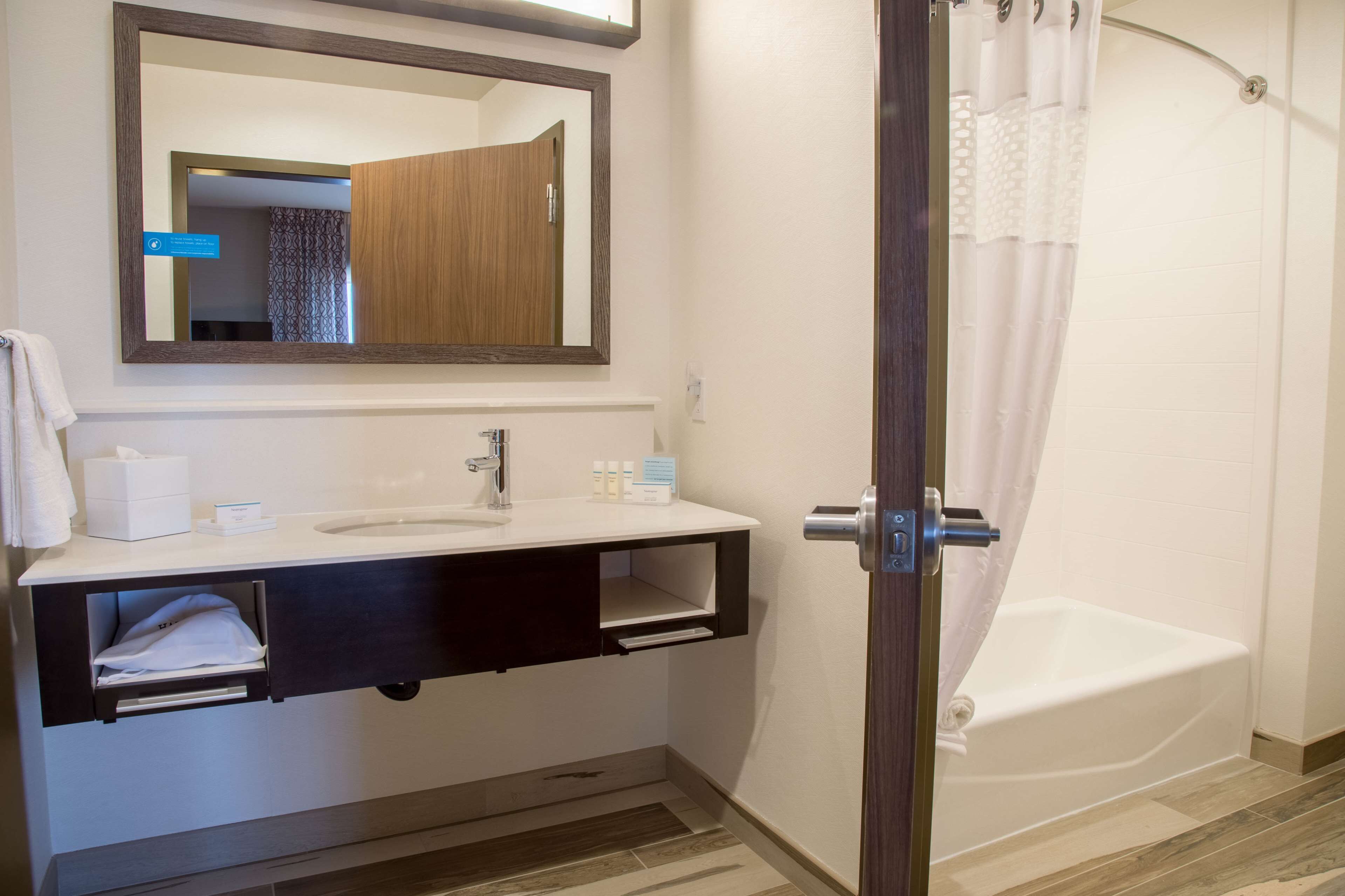 studio, 1 king bed, non smoking, refrigerator & microwave | bathroom | shower, hair dryer, towels