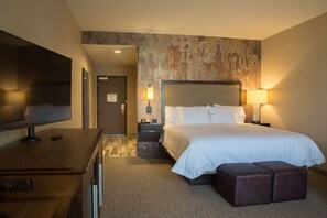 A hotel room with a large bed, a TV, a desk, and a nightstand. - Hampton Inn & Suites Murrieta Temecula (Murrieta)