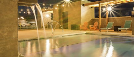 Piscine extérieure (ouverte en saison), chaises longues