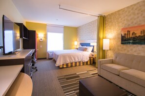 Een bureau, verduisterende gordijnen, een strijkplank/strijkijzer