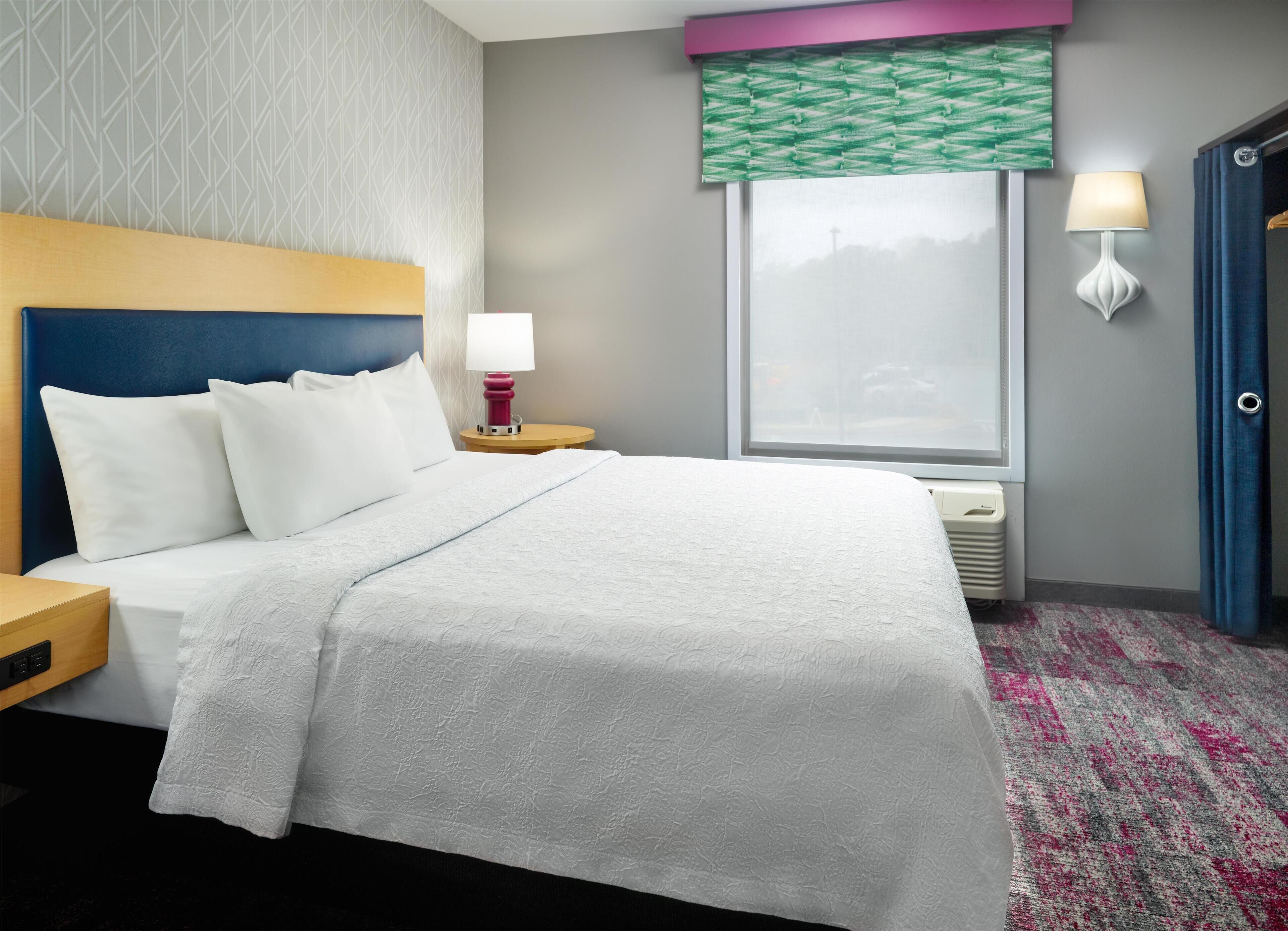 Een bureau, verduisterende gordijnen, een strijkplank/strijkijzer