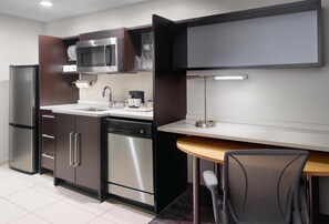 Full-size fridge, microwave, dishwasher, coffee/tea maker - Home2 Suites Newnan (Newnan)