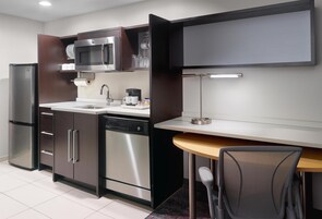 Full-size fridge, microwave, dishwasher, coffee/tea maker