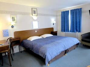 Skrivebord, strykejern/-brett og barnesenger (inkludert)