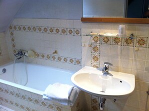 Dusj, toalettartikler (inkludert), hårføner og håndklær