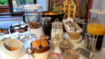 Desayuno continental (EUR 8 por persona)