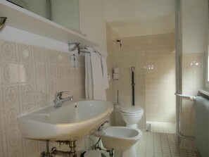 Douche, articles de toilette gratuits, sèche-cheveux