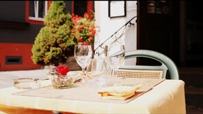 Déjeuner et dîner servis sur place, spécialités Cuisine française