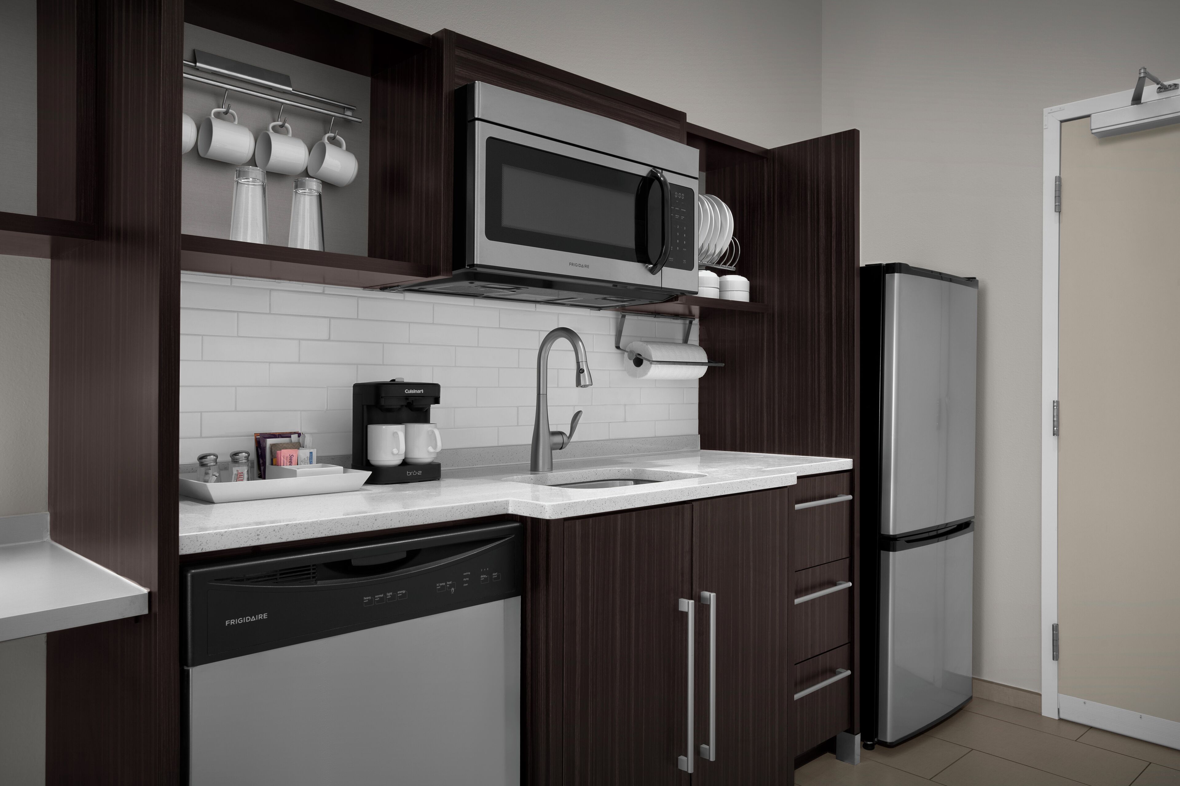 Refrigerador con freezer, microondas, cafetera/tetera