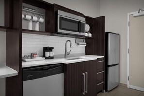 Refrigerador con freezer, microondas, cafetera/tetera