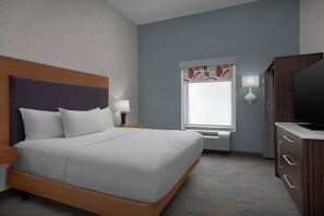 Suite, 1 cama de matrimonio grande (Mobility & Hearing, Roll-in Shower) | Caja fuerte, escritorio, tabla de planchar con plancha y cunas gratuitas