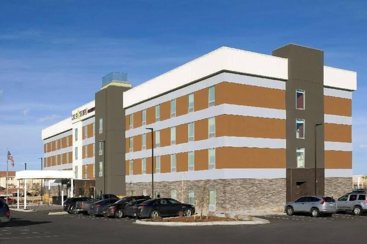 Un hôtel à plusieurs étages avec un parking situé à l’avant.