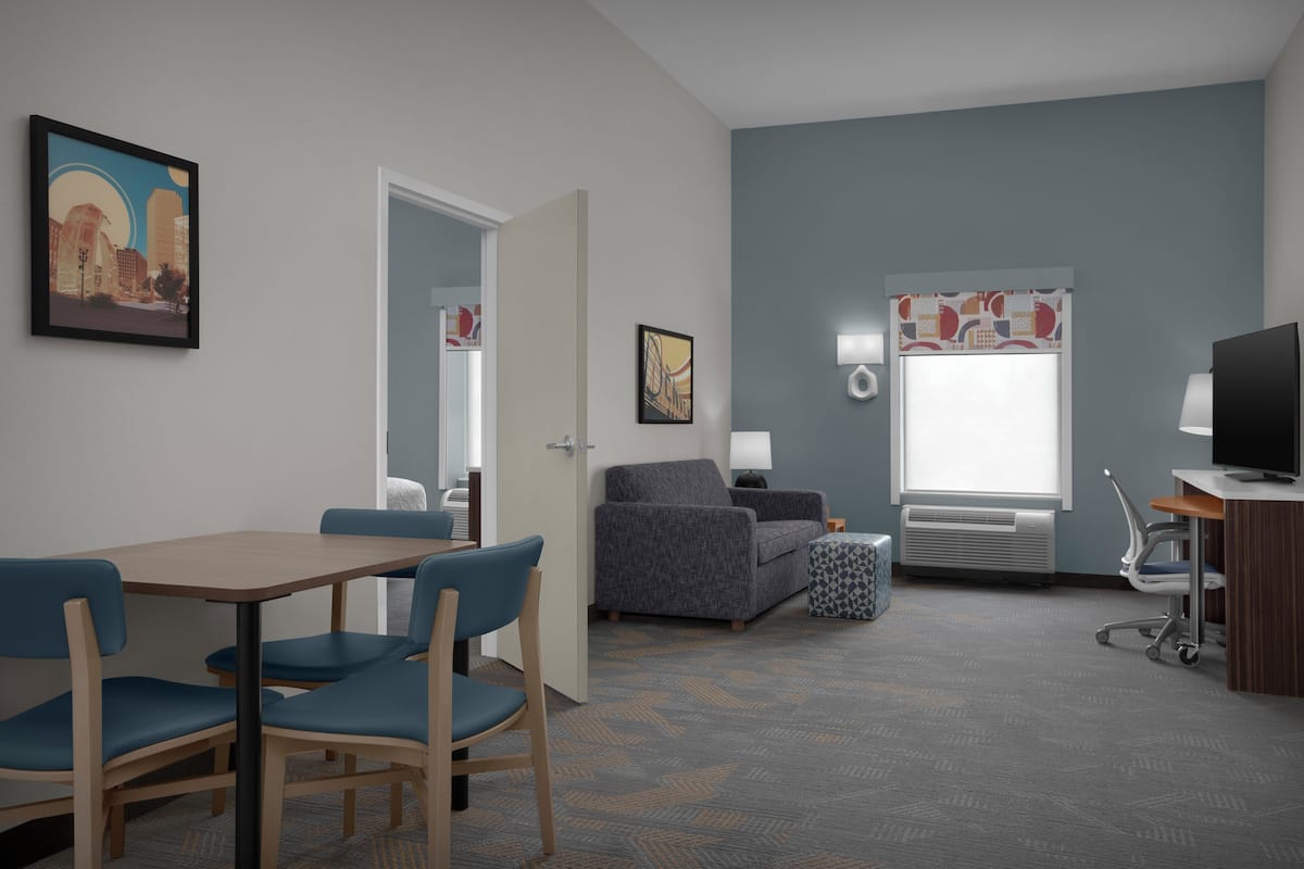 Suite, 1 cama de matrimonio grande (Mobility & Hearing, Roll-in Shower) | Caja fuerte, escritorio, tabla de planchar con plancha y cunas gratuitas