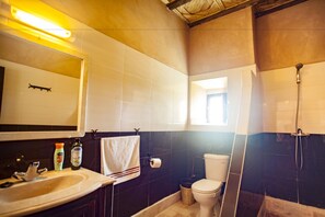 Suite Mewah, 2 kamar tidur, pemandangan gunung | Kamar mandi | Shower, perlengkapan mandi gratis, pengering rambut, dan handuk