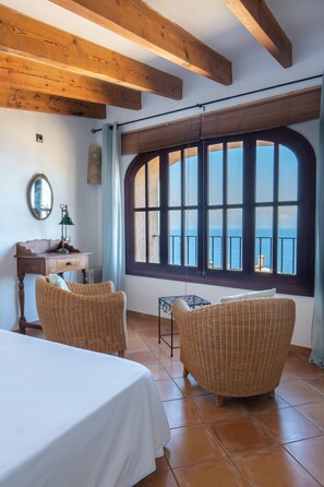 Memory-foam beds, in-room safe, individually decorated - Hotel Son Borguny (Banyalbufar)