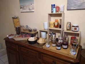 Daily buffet breakfast for a fee - Hôtel Les Deux Magots (La Roche-Bernard)