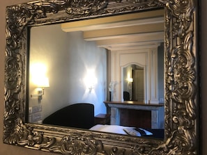 Ropa de cama de alta calidad, escritorio, cortinas opacas