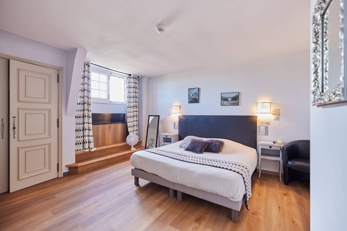 room | premium bedding, desk, blackout curtains, soundproofing