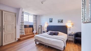 Room | Premium bedding, desk, blackout drapes, soundproofing