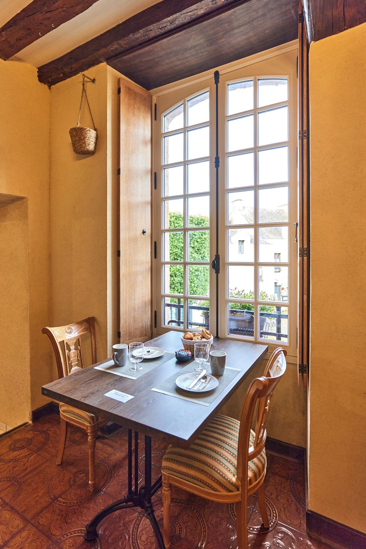 daily buffet breakfast for a fee