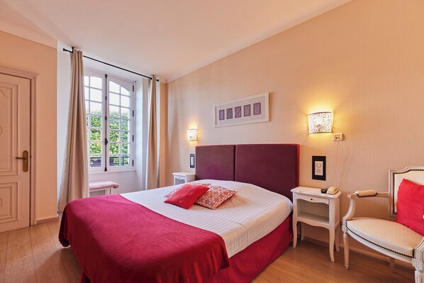 Room | Premium bedding, desk, blackout curtains, soundproofing