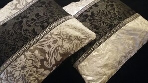 Ropa de cama de alta calidad, escritorio, cortinas opacas