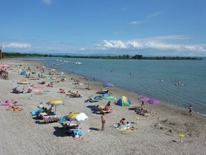 Privatstrand, weißer Sandstrand, Liegestühle, Sonnenschirme