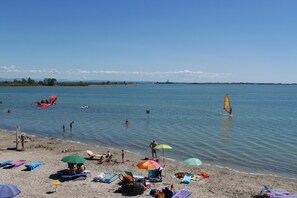 Pantai persendirian, pasir putih, kerusi lepak pantai, payung 