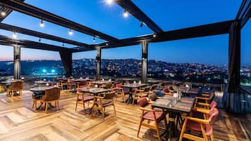 Phục vụ bữa sáng, bữa trưa, món ăn phong cách Âu hiện đại, nhìn ra biển