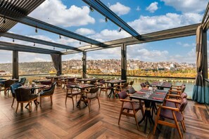 Breakfast, lunch, dinner served; Modern European cuisine, ocean views  - Ramada by Wyndham Istanbul Golden Horn (Istanbul)