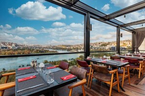 Breakfast, lunch, dinner served; Modern European cuisine, ocean views  - Ramada by Wyndham Istanbul Golden Horn (Istanbul)
